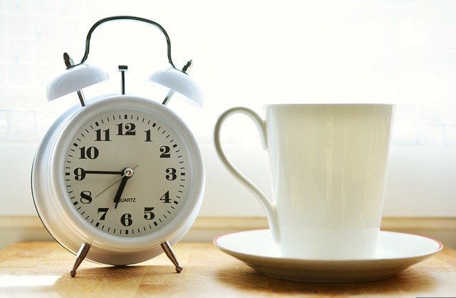 目覚まし時計　コーヒー　朝食　6時45分
