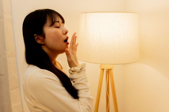 あくびをする女性