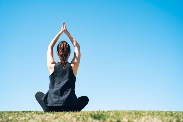 ヨガをする女性　脂肪燃焼